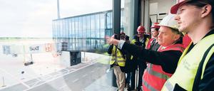 Anschauungsunterricht. Flughafenchef Rainer Schwarz (2.v.r.) empfing Mitte Juli die Berliner Piratenfraktion auf der Flughafen-Baustelle in Schönefeld. Martin Delius (r.) soll den Vorsitz beim parlamentarischen BER-Untersuchungsausschuss übernehmen.