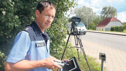 Blitzer. Karsten Hack von der Polizeidirektion West gehört zu denjenigen, die in Potsdam Raser abkassieren. Mit dem neuen „XV3“-Tempomessgerät soll dies noch besser und beweissicher erfolgen.