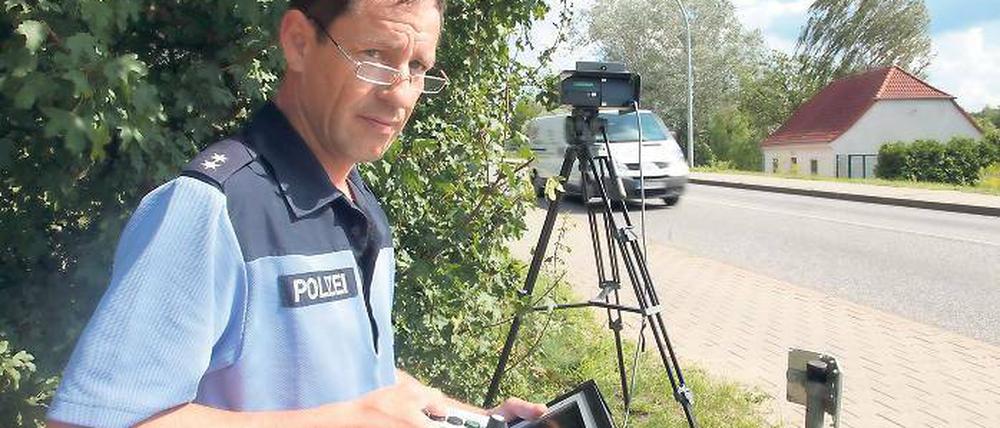 Blitzer. Karsten Hack von der Polizeidirektion West gehört zu denjenigen, die in Potsdam Raser abkassieren. Mit dem neuen „XV3“-Tempomessgerät soll dies noch besser und beweissicher erfolgen.