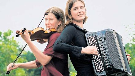 Wenn die Violine auf das Knopfakkordeon trifft. Auf der Treppe der Musikschule in Kleinmachnow kamen die Geigerin Bettina Mros und die Akkordeonistin Sabine Raatz zu dem Schluss, in Zukunft gemeinsame musikalische Sache zu machen.