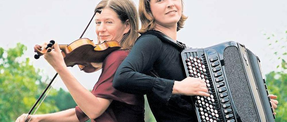 Wenn die Violine auf das Knopfakkordeon trifft. Auf der Treppe der Musikschule in Kleinmachnow kamen die Geigerin Bettina Mros und die Akkordeonistin Sabine Raatz zu dem Schluss, in Zukunft gemeinsame musikalische Sache zu machen.