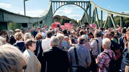 51 Jahre danach: Hunderte Potsdamer und Berliner stürmten am Montag auf die Glienicker Brücke, um den nun fest markierten Grenzstrich zu sehen, der einst Deutschland und die Welt in Ost und West teilte. Der Bau der Mauer am 13. August 1961 war die „Bankrotterklärung“ der DDR, da sie ihre Bürger einmauern musste, sagte Brandenburgs Ministerpräsident Matthias Platzeck (SPD).