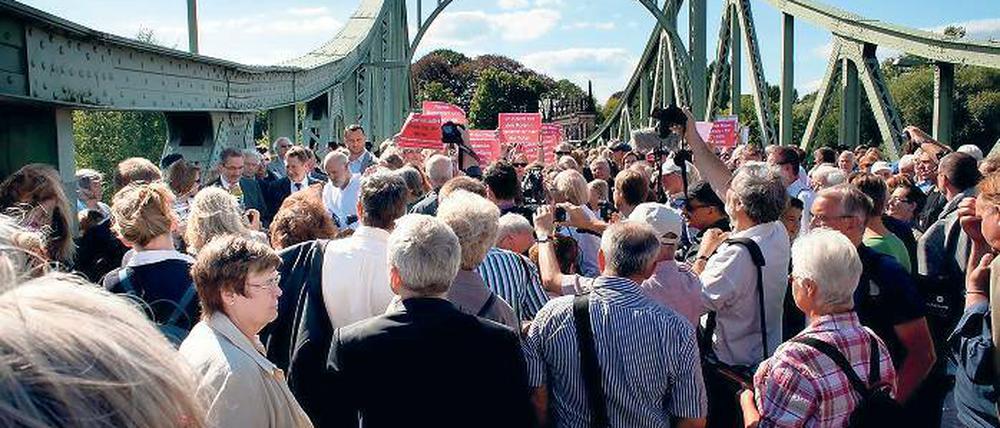 51 Jahre danach: Hunderte Potsdamer und Berliner stürmten am Montag auf die Glienicker Brücke, um den nun fest markierten Grenzstrich zu sehen, der einst Deutschland und die Welt in Ost und West teilte. Der Bau der Mauer am 13. August 1961 war die „Bankrotterklärung“ der DDR, da sie ihre Bürger einmauern musste, sagte Brandenburgs Ministerpräsident Matthias Platzeck (SPD).