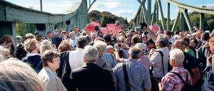 51 Jahre danach: Hunderte Potsdamer und Berliner stürmten am Montag auf die Glienicker Brücke, um den nun fest markierten Grenzstrich zu sehen, der einst Deutschland und die Welt in Ost und West teilte. Der Bau der Mauer am 13. August 1961 war die „Bankrotterklärung“ der DDR, da sie ihre Bürger einmauern musste, sagte Brandenburgs Ministerpräsident Matthias Platzeck (SPD).