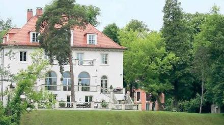 Vom Weg keine Spur. Viele Grundstücke am Griebnitzsee-Ufer sehen aus, als wäre dort niemals ein Weg verlaufen. Doch der Bebauungsplan sieht einen neuen Uferweg über die Privatgrundstücke vor. Zu DDR-Zeiten befanden sich am Griebnitzsee Grenzanlagen. Der frühere Kontrollweg wurde nach der Wende als erster Uferweg genutzt.