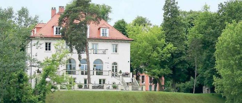 Vom Weg keine Spur. Viele Grundstücke am Griebnitzsee-Ufer sehen aus, als wäre dort niemals ein Weg verlaufen. Doch der Bebauungsplan sieht einen neuen Uferweg über die Privatgrundstücke vor. Zu DDR-Zeiten befanden sich am Griebnitzsee Grenzanlagen. Der frühere Kontrollweg wurde nach der Wende als erster Uferweg genutzt.