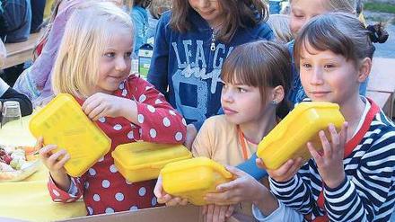 Außen gelb, innen gesund. Schüler freuen sich über die Bio-Brotbox.