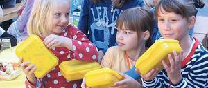 Außen gelb, innen gesund. Schüler freuen sich über die Bio-Brotbox.