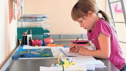Hausaufgaben. Maxi (7) lebt in der Kinder- und Jugendwohngruppe.