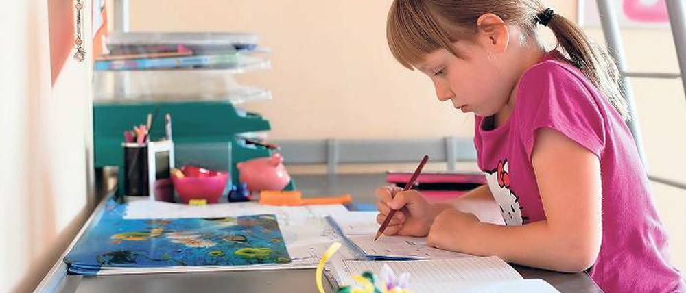 Hausaufgaben. Maxi (7) lebt in der Kinder- und Jugendwohngruppe.