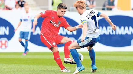 Unglücklich verloren. Fußball-Drittligist SV Babelsberg 03 unterlag am Samstag dem 1. FC Heidenheim knapp mit 1:2. Hier versucht Babelsbergs Lennart Hartmann, Heidenheims Torschützen Marc Schnatterer (rechts) zu stoppen.