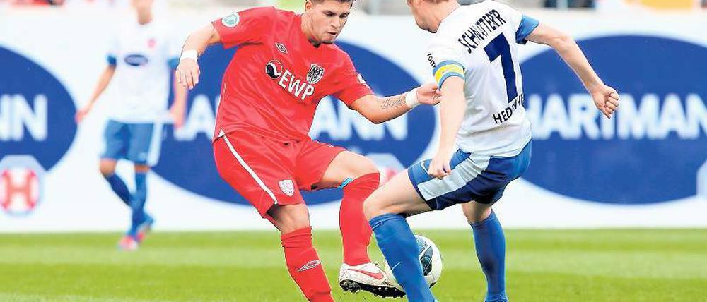 Unglücklich verloren. Fußball-Drittligist SV Babelsberg 03 unterlag am Samstag dem 1. FC Heidenheim knapp mit 1:2. Hier versucht Babelsbergs Lennart Hartmann, Heidenheims Torschützen Marc Schnatterer (rechts) zu stoppen.