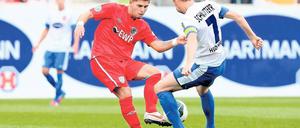 Unglücklich verloren. Fußball-Drittligist SV Babelsberg 03 unterlag am Samstag dem 1. FC Heidenheim knapp mit 1:2. Hier versucht Babelsbergs Lennart Hartmann, Heidenheims Torschützen Marc Schnatterer (rechts) zu stoppen.