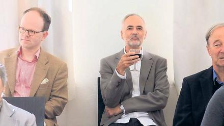 Wenn Dichter Dichtern lauschen. Die Schriftsteller Stefan aus dem Siepen (li.) und Silvio Huonda nicht auf der Bühne, sondern im Publikum bei „Brandenburg liest“ in der Villa Quandt.