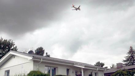 Lauter Nachbar. Flugzeuge donnern über die Häuser hinweg.