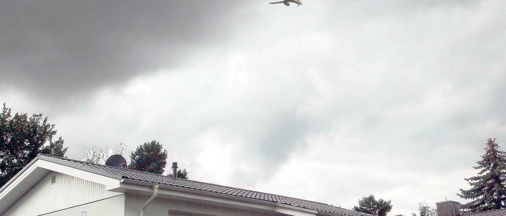 Lauter Nachbar. Flugzeuge donnern über die Häuser hinweg.