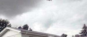 Lauter Nachbar. Flugzeuge donnern über die Häuser hinweg.