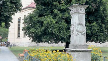 Grünes Idyll. Anwohner schätzen den Weberplatz für seine Ruhe, aber auch für die vielen Kulturfeste, die an die böhmische Tradition erinnern. Zur Verleihung des Titels Denkmal des Monats wurde nun auch die Stele für die Gefallenen des Deutsch-Französischen Kriegs instandgesetzt.