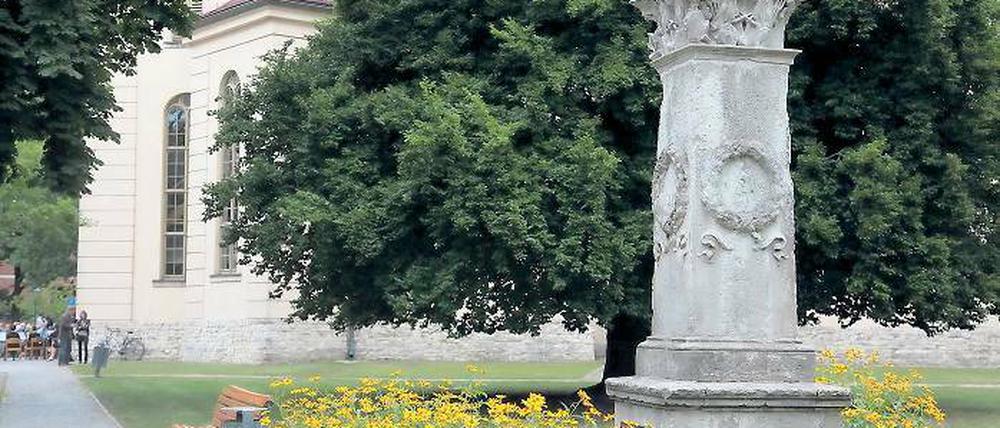 Grünes Idyll. Anwohner schätzen den Weberplatz für seine Ruhe, aber auch für die vielen Kulturfeste, die an die böhmische Tradition erinnern. Zur Verleihung des Titels Denkmal des Monats wurde nun auch die Stele für die Gefallenen des Deutsch-Französischen Kriegs instandgesetzt.