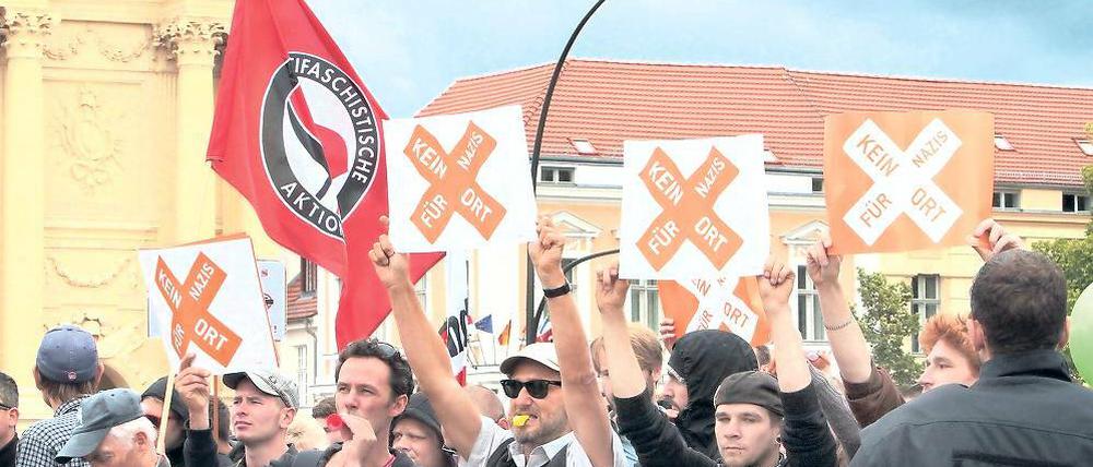 Ohrenbetäubendes Pfeifkonzert. Rund 500 Potsdamer kamen zur kurzfristig organisierten Demonstration gegen die NPD-Werbetour auf den Luisenplatz.