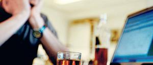 Krankheit Alkoholsucht. Zwischen 450 und 500 Menschen suchen jährlich die Suchtberatungsstelle der Awo in der Großbeerenstraße 187 auf. Die Mehrheit von ihnen ist alkoholkrank oder suchtgefährdet. Vor Ort arbeiten fünf Berater.