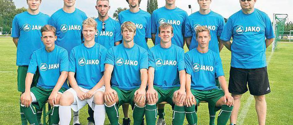 Werderaner Gruppenbild. Trainer Sven Thoß (r.) mit seinen Neuzugängen (hinten v. l.) Maximilian Leetz, Jan-Niklas Rauch, Alen Dervisevic, Rico Buczilowski, Lukas Kemmesies und Narczs Gawlik sowie (vorn v. l.) Dennis Knoblauch, Florian Schultz, Andreas Heyse, Tobias Lobeda und Jurek Brüggen.