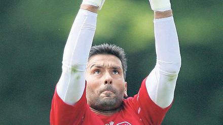 Hält ewig. Oka Nikolov, 38, spielt immer. Weiß das der neue Torwart Trapp?