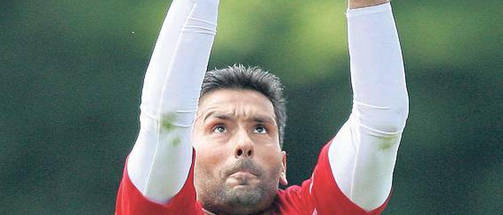 Hält ewig. Oka Nikolov, 38, spielt immer. Weiß das der neue Torwart Trapp?