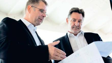 Baustellenbesuch: Oberbürgermeister Jann Jakobs (l.) sah sich am Dienstag die Sanierungsarbeiten in der Turnhalle der Grundschule am Pappelhain an.