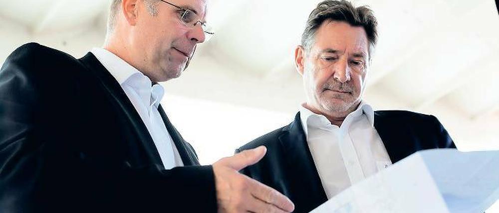 Baustellenbesuch: Oberbürgermeister Jann Jakobs (l.) sah sich am Dienstag die Sanierungsarbeiten in der Turnhalle der Grundschule am Pappelhain an.