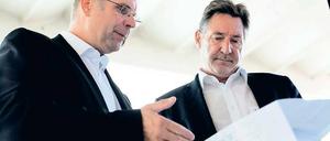 Baustellenbesuch: Oberbürgermeister Jann Jakobs (l.) sah sich am Dienstag die Sanierungsarbeiten in der Turnhalle der Grundschule am Pappelhain an.