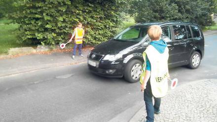 Große Aufgabe. Schülerlotse Gregor Trost (v.) macht es Spaß, morgens auf die Sicherheit der Schüler zu achten. Durch die Ausbildung lernen Kinder früh, Verantwortung zu übernehmen. Trotzdem werden sie in Potsdam nur an zwei Grundschulen eingesetzt.