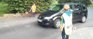 Große Aufgabe. Schülerlotse Gregor Trost (v.) macht es Spaß, morgens auf die Sicherheit der Schüler zu achten. Durch die Ausbildung lernen Kinder früh, Verantwortung zu übernehmen. Trotzdem werden sie in Potsdam nur an zwei Grundschulen eingesetzt.