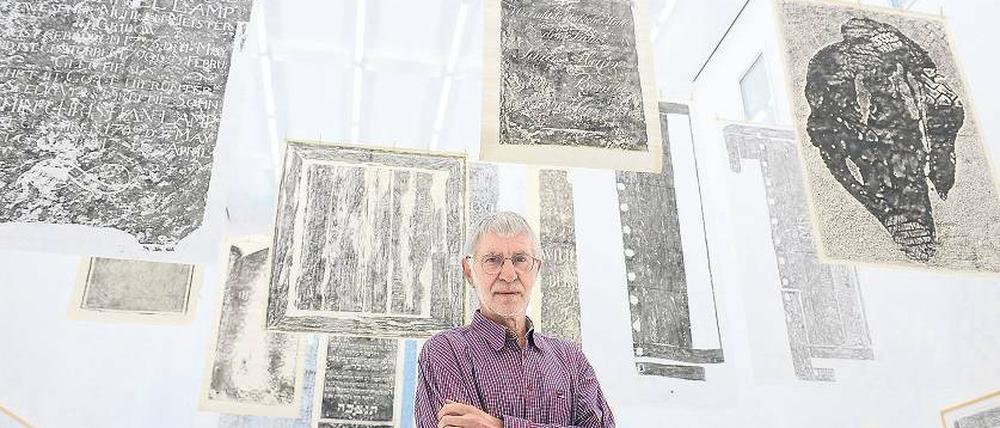 Abreibungen von Grabplatten aus St. Severi. Manfred Butzmann unter seinen Frottagen, aus der Erfurter St. Severikirche, die derzeit in einer Werkschau zu seinem 70. Geburtstag im Kunstmuseum Dieselkraftwerk in Cottbus zu sehen sind.