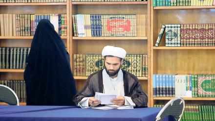 Quellenstudium. Iranische Religionsschüler sollen sich auch mit anderen Glaubensrichtungen auseinandersetzen. Zum Zweck der Missionierung, sagt ein Kritiker.