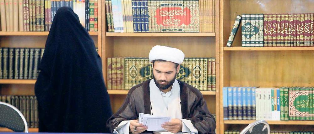 Quellenstudium. Iranische Religionsschüler sollen sich auch mit anderen Glaubensrichtungen auseinandersetzen. Zum Zweck der Missionierung, sagt ein Kritiker.