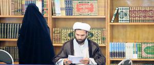 Quellenstudium. Iranische Religionsschüler sollen sich auch mit anderen Glaubensrichtungen auseinandersetzen. Zum Zweck der Missionierung, sagt ein Kritiker.