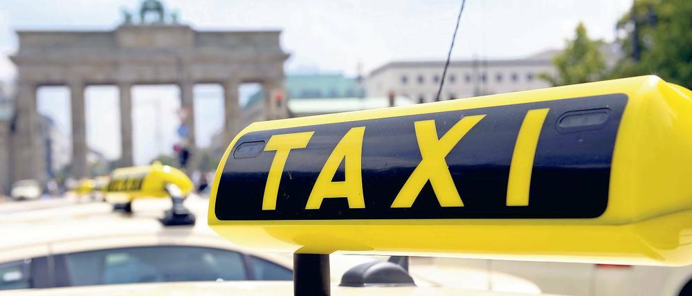 Entsetzen in der Taxibranche. Der Taxiverband Berlin-Brandenburg forderte nach der Tat in Kleinmachnow eine stärkere Videoüberwachung in den Fahrzeugen.