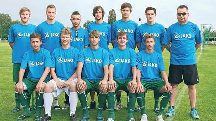Zuwachs. Mit einer Party beging der Werderaner FC am Samstag den Saisonauftakt der Fußball-Brandenburgliga. Trainer Sven Thoß (r.) begrüßte auch elf neue Spieler.