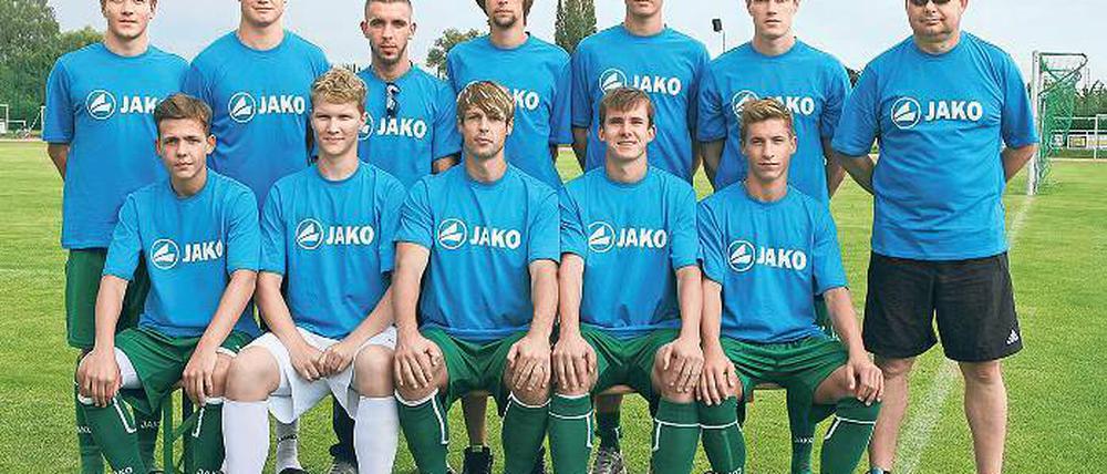 Zuwachs. Mit einer Party beging der Werderaner FC am Samstag den Saisonauftakt der Fußball-Brandenburgliga. Trainer Sven Thoß (r.) begrüßte auch elf neue Spieler.