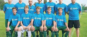 Zuwachs. Mit einer Party beging der Werderaner FC am Samstag den Saisonauftakt der Fußball-Brandenburgliga. Trainer Sven Thoß (r.) begrüßte auch elf neue Spieler.