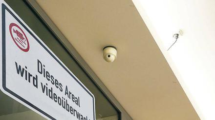 Matte Linse? Die Kameras am Potsdamer Hauptbahnhof haben bereits einige Jahre auf dem Buckel. Eine Umrüstung auf hochauflösende Aufnahmetechnik soll erst im Herbst 2015 erfolgen.
