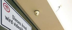 Matte Linse? Die Kameras am Potsdamer Hauptbahnhof haben bereits einige Jahre auf dem Buckel. Eine Umrüstung auf hochauflösende Aufnahmetechnik soll erst im Herbst 2015 erfolgen.