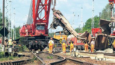 Mit schwerer Technik. Aufräumarbeiten am Bahnhof Hosena.