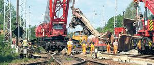 Mit schwerer Technik. Aufräumarbeiten am Bahnhof Hosena.