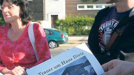 Abschied. Karin Schröter und Thomas Sander vor dem Haus Dietz.