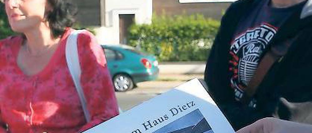 Abschied. Karin Schröter und Thomas Sander vor dem Haus Dietz.