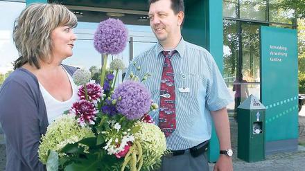 Mit Zierblumen: Astrid Goethe bedankt sich bei Busfahrer Jens Böckenkamp.