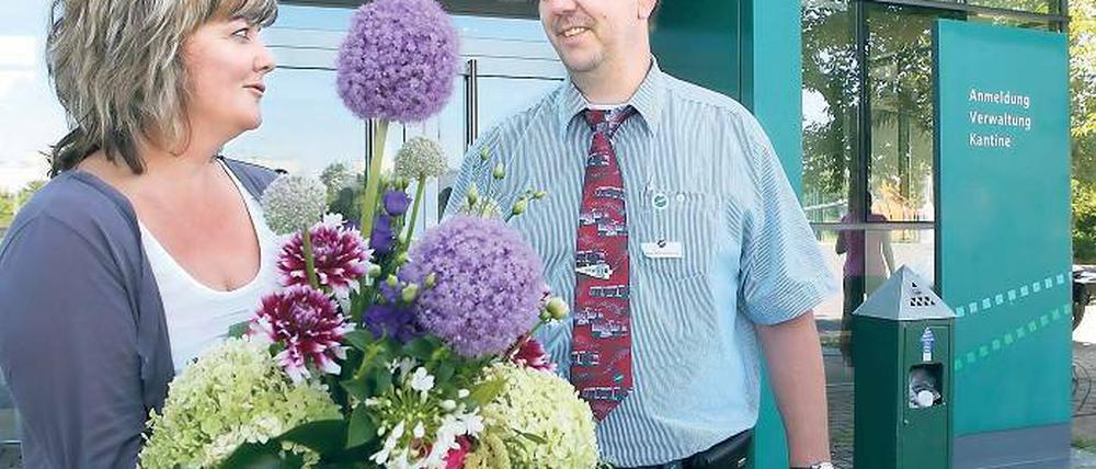Mit Zierblumen: Astrid Goethe bedankt sich bei Busfahrer Jens Böckenkamp.