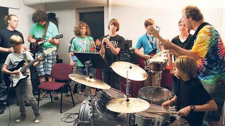 Laut. Einer der Betreuer beim „Mach Rockmusik“-Camp im Lindenpark ist Matthias Peters (rechts im Bild). Er ist für die Band namens „Lamas mit Hüten“ zuständig. Deren Song bleibt bis zum Finale am Freitag eine Überraschung. „Es wird eine sehr extravagante Coverversion eines AC/DC-Titels sein“, sagt Peters.